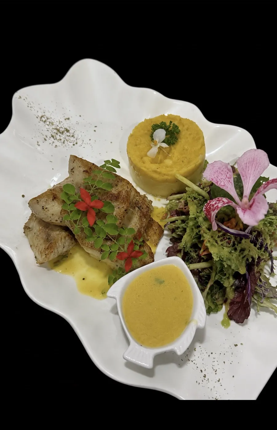 Filete de pescado a la plancha en salsa de mantequilla al limón