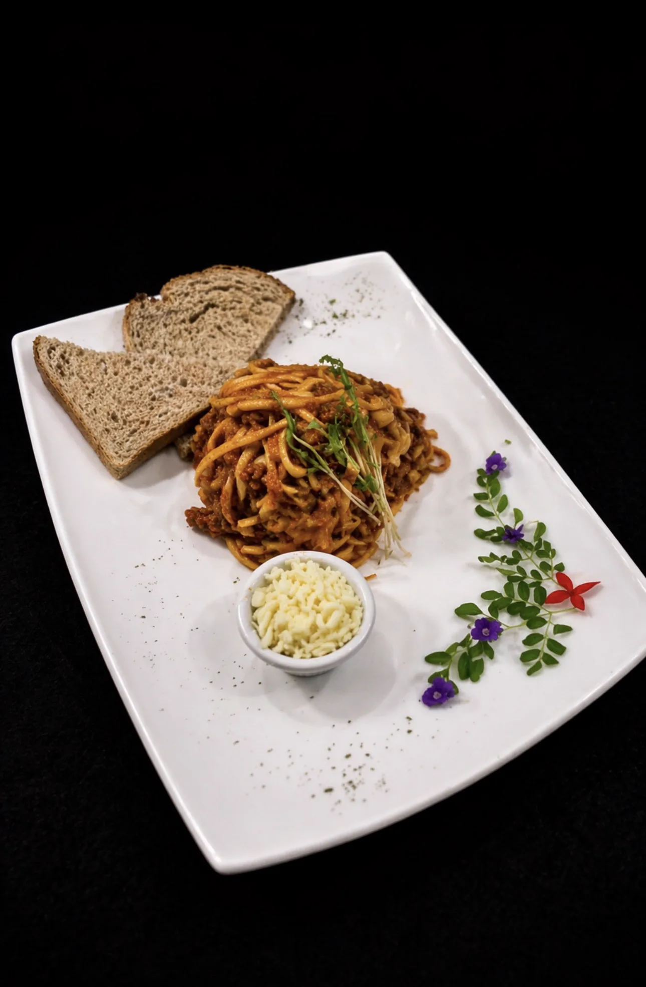 Pasta linguini de búfalo en salsa boloñesa